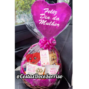 - Cesta "Dia da Mulher com Balão Coração"