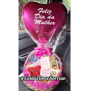 - Cesta "de Chocolates - Dia da Mulher com Balão de Coração"